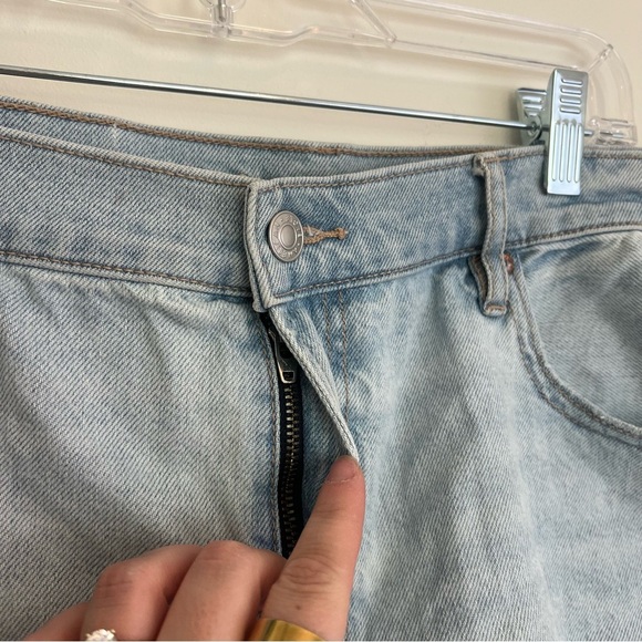 American Eagle Women's Light Wash High Rise Jean Shorts Sz 12 - Picture 2 of 7